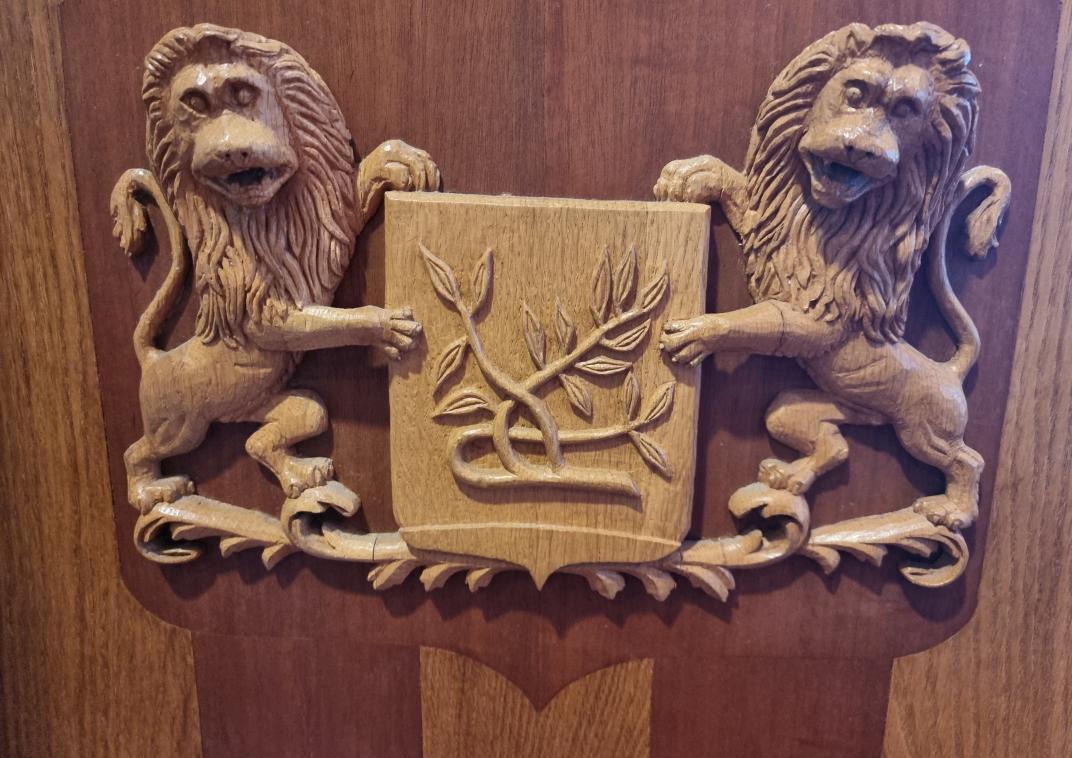 Logo op oude katheder raadszaal