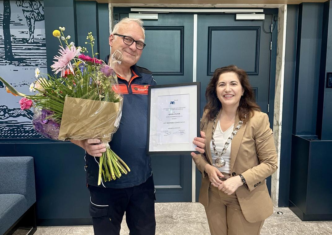 Ton Stuiver ontvangt het eerste Rijswijks Compliment.