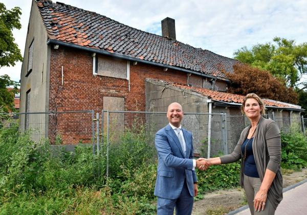 ethouder Armand van de Laar (gemeente Rijswijk) en directeur Lilian Kusters (Stadsherstel Den Haag en omgeving) bij het historische Koetshuis (foto: Erwin Dijkgraaf).