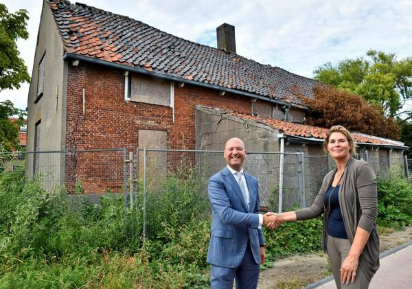 ethouder Armand van de Laar (gemeente Rijswijk) en directeur Lilian Kusters (Stadsherstel Den Haag en omgeving) bij het historische Koetshuis (foto: Erwin Dijkgraaf).