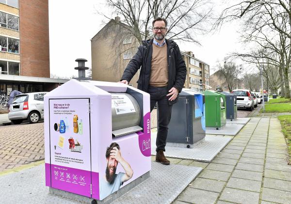 Wethouder Mark Wit onthulde vorige week de roze PMD-wrap die rondom een afvalcontainer in de Tamboerijnlaan is gewrapt