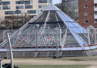 Foto van piramide bij Station Rijswijk