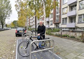 Wethouder Armand van de Laar bij fietsvlonder Citerstraat