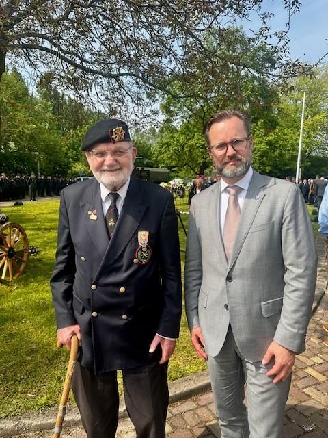 Locoburgemeester Mark Wit samen met Rijswijker en veteraan Adriaan van Stolk.