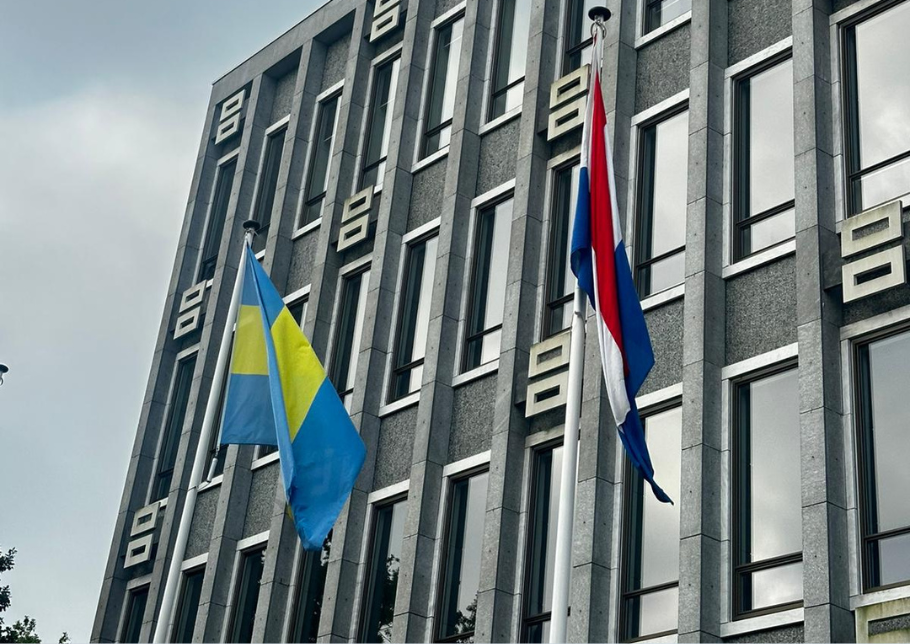 nederlandse en rijswijkse vlag voor het huis van de stad