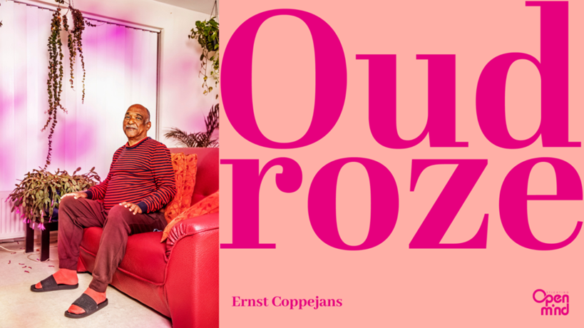 Een man zit op een rode bank in een roze kamer. Naast hem staat de tekst Oudroze.