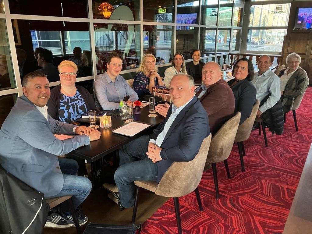 een groep mensen aan een tafel