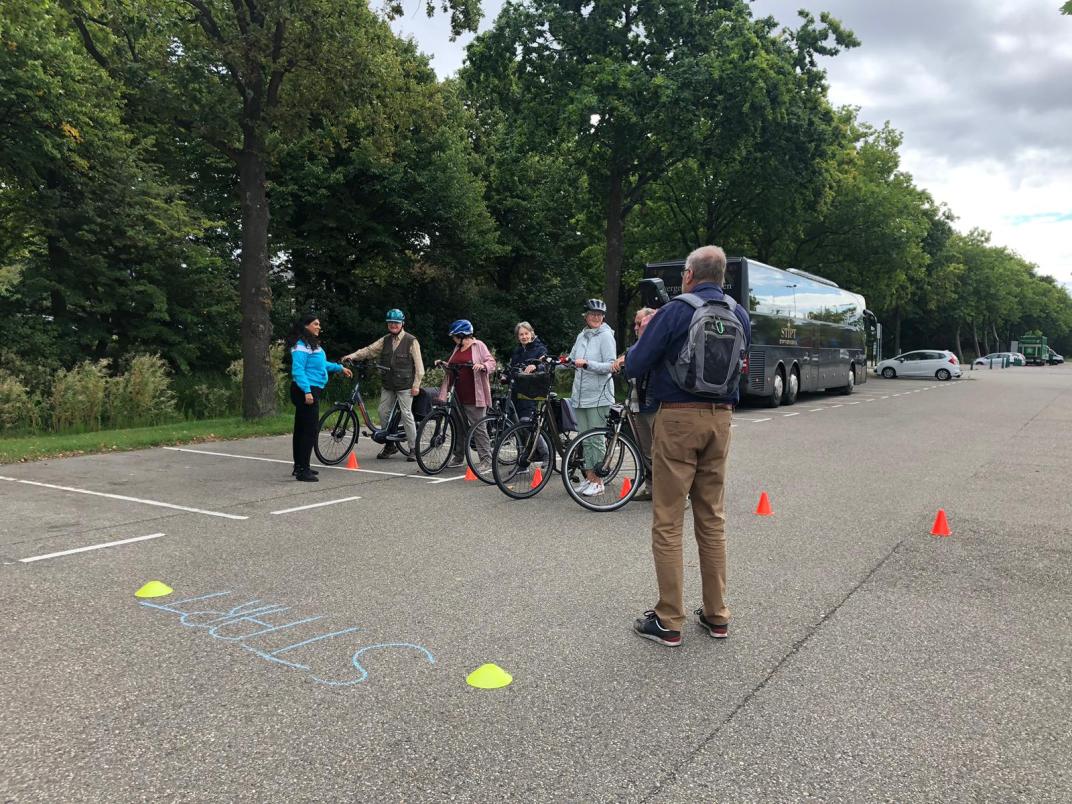 Groep mensen op een fiets krijgen aanwijzingen van een coach