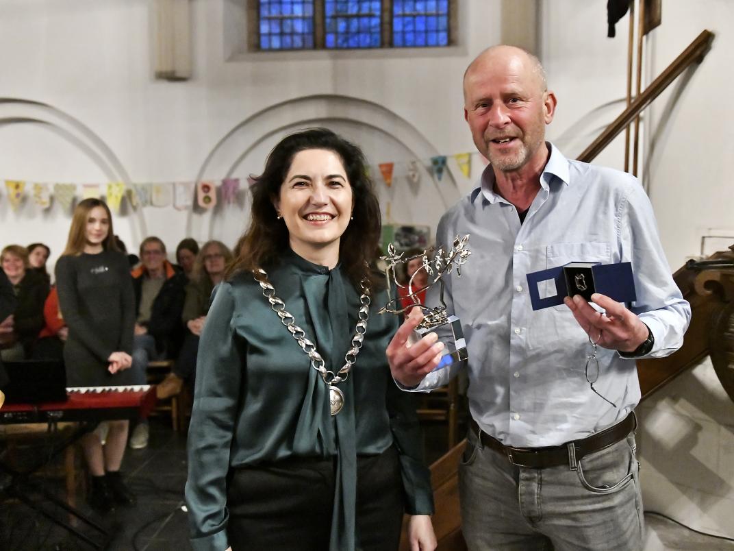 Foto van uitreiking Erespeld, Burgemeester Huri Sahin en initiatiefnemer van Rijswijks Pracht Frits Brouwers