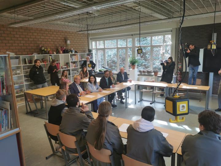 Foto van Commissaris van de Koning Jaap Smit in discussie met studenten
