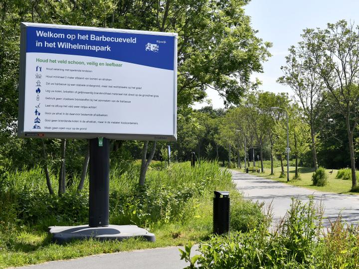 Foto van grote bord met spelregels barbequeveld Wilhelminapark