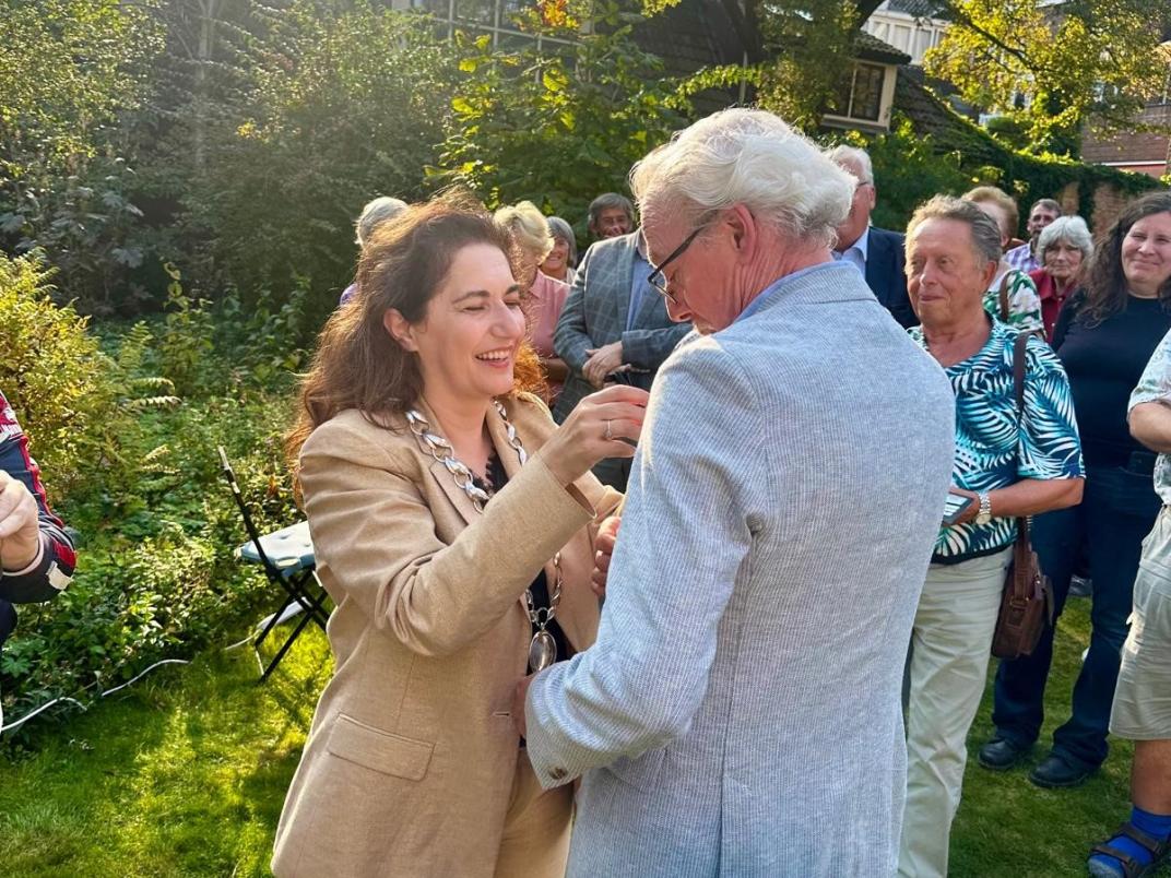 Burgemeester Huri Sahin reikt Erespeld uit