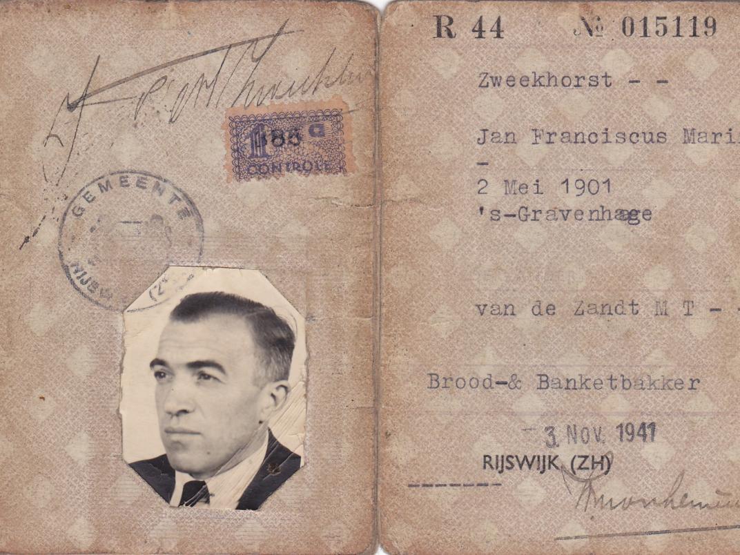 Op de vierde foto is het persoonsbewijs van Jan Zweekhorst (Maries broer en de opa van Paula Zweekhorst) te zien. 