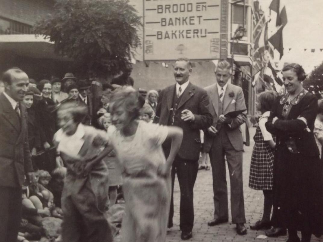 Op de eerste twee foto’s staat Marie (Maria Elisabeth) Zweekhorst rechts naast de zaklopertjes met haar armen over elkaar, en rechts achter de tafel. Volgens de overlevering betreft het foto’s van bevrijdingsfeesten (vlak) na de oorlog. 