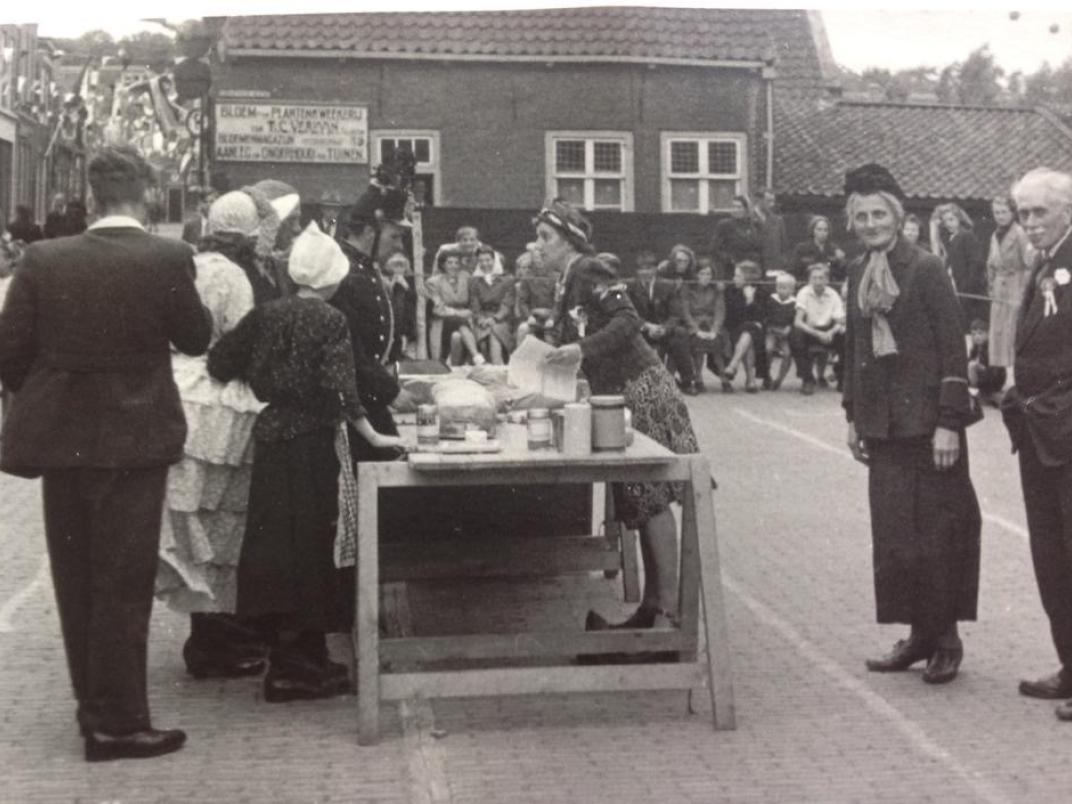 Op de eerste twee foto’s staat Marie (Maria Elisabeth) Zweekhorst rechts naast de zaklopertjes met haar armen over elkaar, en rechts achter de tafel. Volgens de overlevering betreft het foto’s van bevrijdingsfeesten (vlak) na de oorlog. 