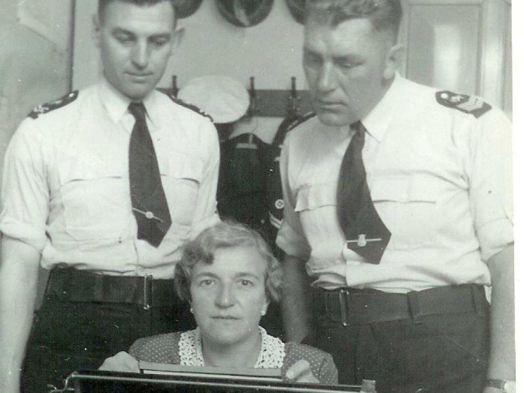 Op de derde foto is Marie Zweekhorst te zien terwijl zij werkzaam is als secretaresse bij de gemeentepolitie in 1951.. 