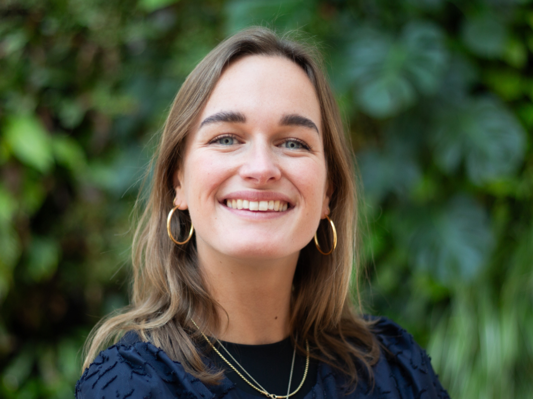 Portretfoto van mevrouw voor een groene muur