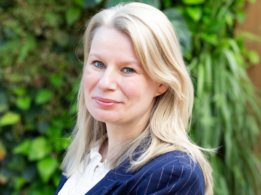 Mevrouw voor een groene muur