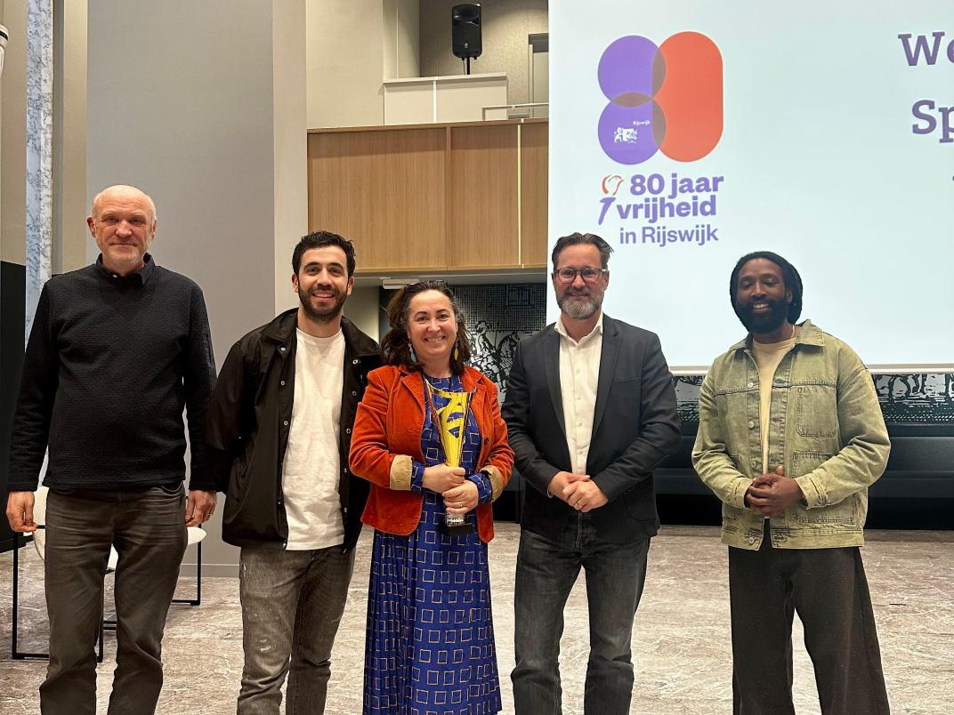 Spoken word winnaar met wethouder en coaches