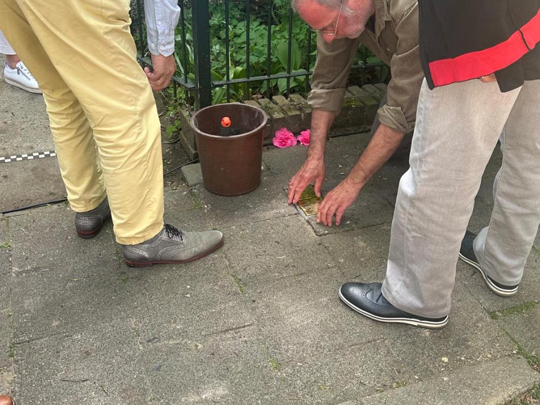 Struikelsteen wordt geplaatst
