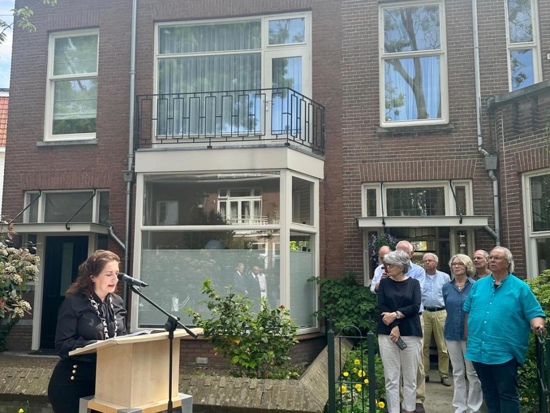 Burgemeester Huri Sahin geeft een toespraak