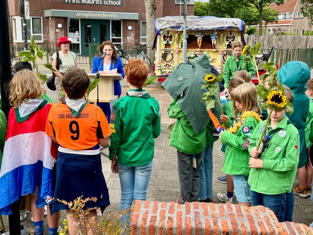 Kinderen luisteren naar toespraak burgemeester Huri Sahin