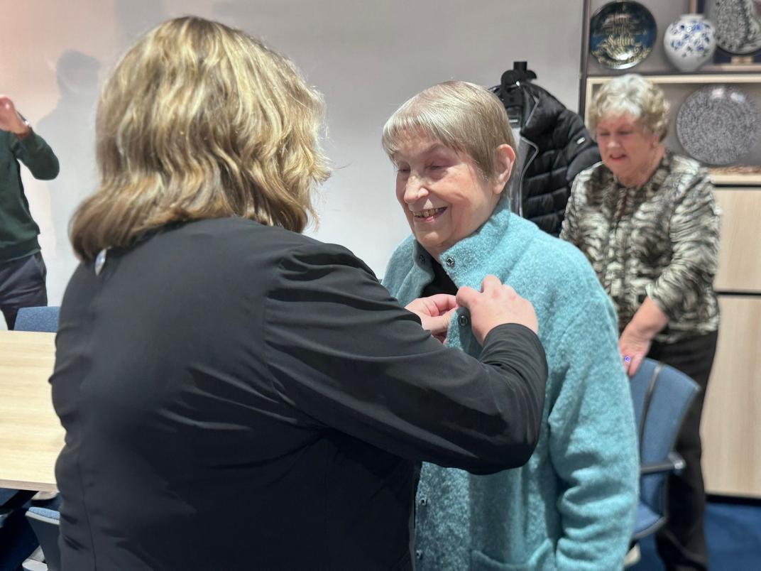 Wethouder reikt Rijswijks Compliment uit aan Ineke van Vliet