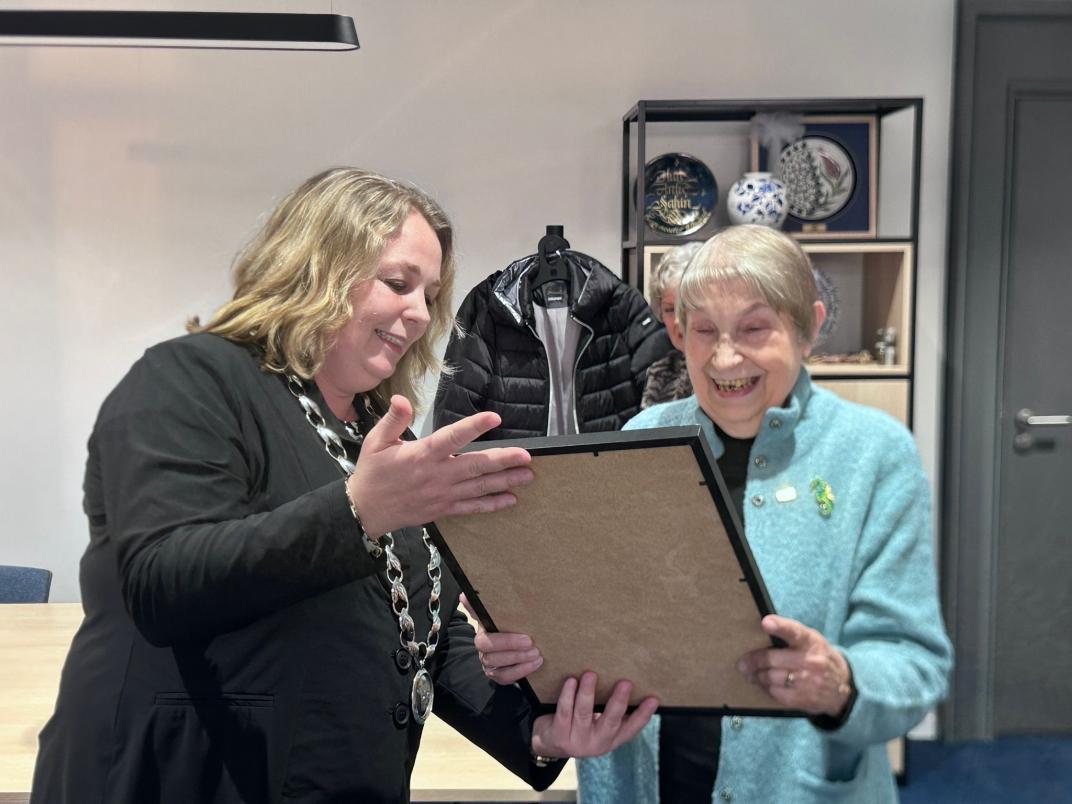 Wethouder reikt Rijswijks Compliment uit aan Ineke van Vliet