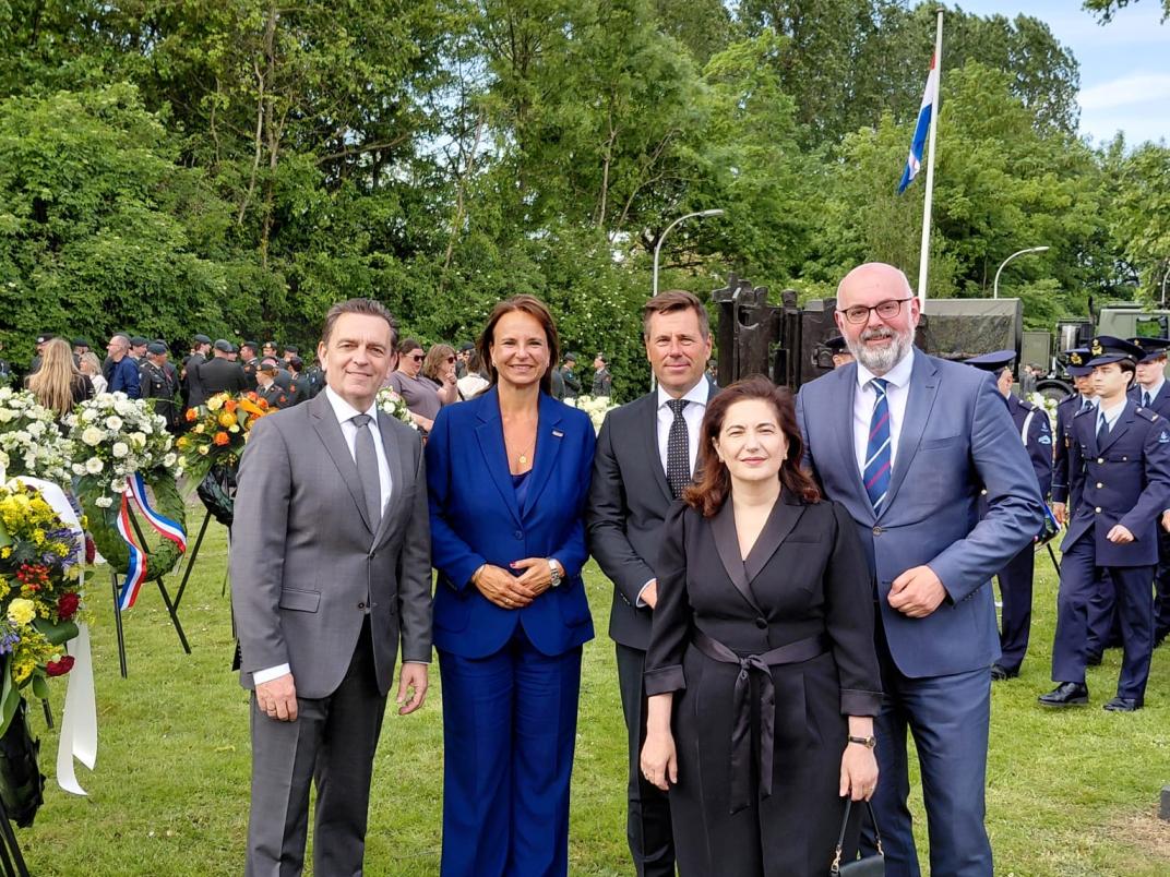 Foto met drie mannen en twee vrouwen tijdens de herdenking