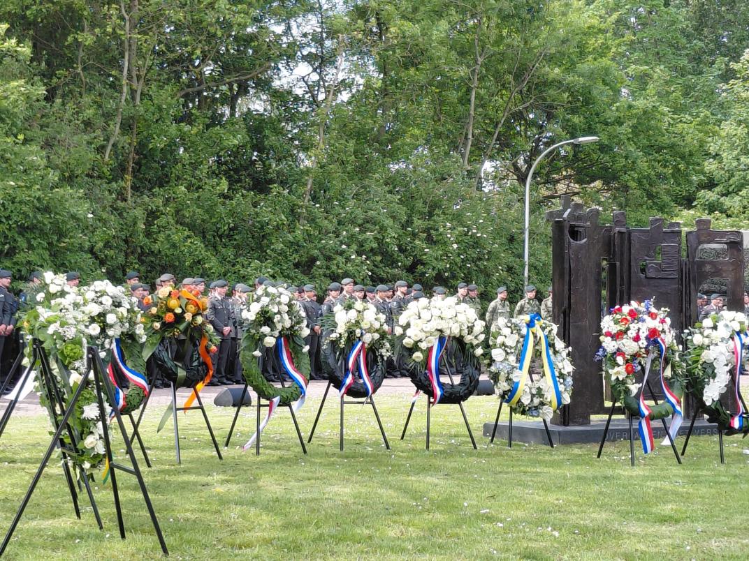 Gelegde kransen bij de herdenking