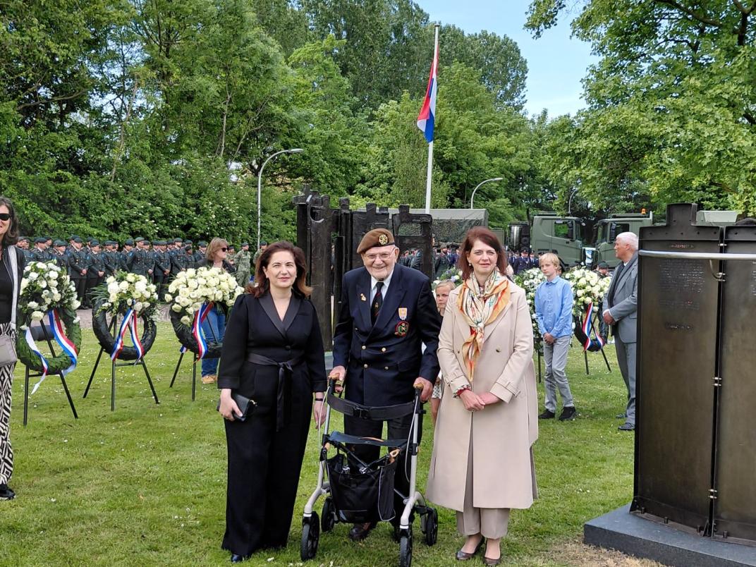 Foto met drie mensen tijdens de herdenking