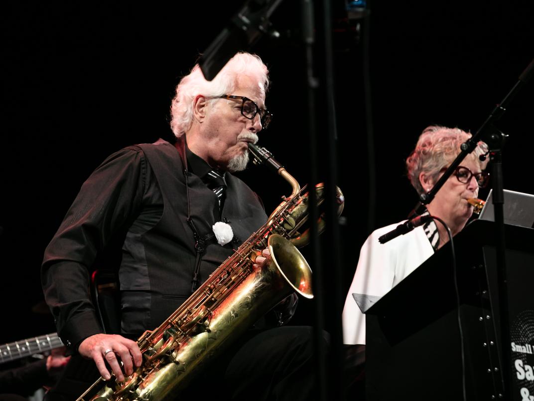 Een mannelijke saxofonist.