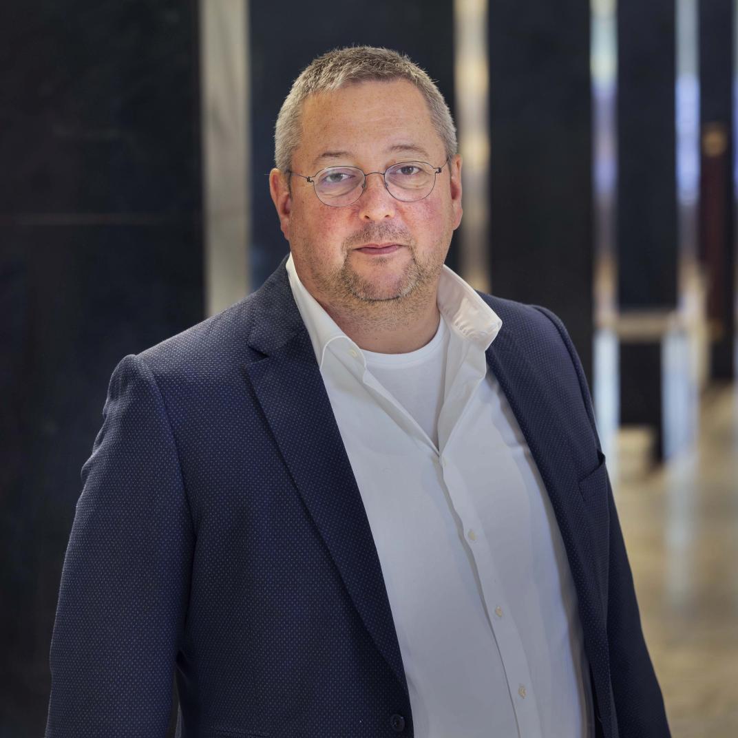 Portret van meneer in een statige hal