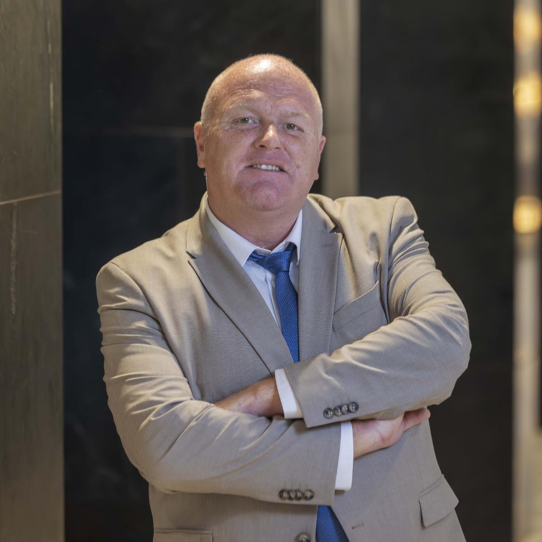 portretfoto van een man met een pak en stropdas aan